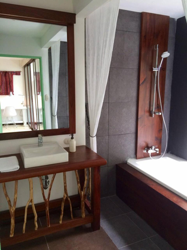 Bathroom 4, Hotel Maya Internacional, Flores