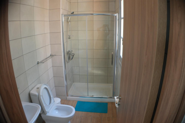 Bathroom, Harrys Inn Guesthouse, Larnaca