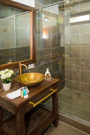Bathroom 2, HACIENDA CHARRASCAL COFFE FARM, Neira