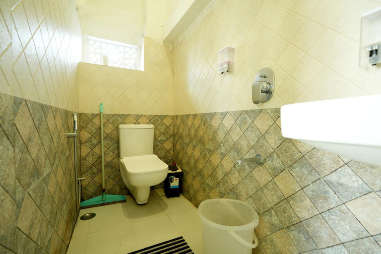 Bathroom 5, Shalom Backpackers Udaipur, Udaipur