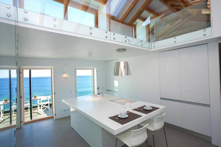 Others, Season Apartments, Sesimbra
