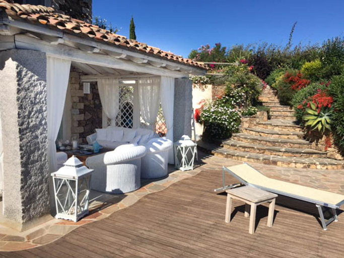 Others 2, Villa Bougainvillea con piscina e giardino privato a pochi passi dal mare, Cagliari