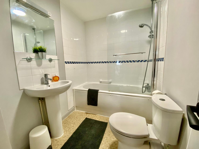Bedroom 2, Beautiful Apartment - 5 Minute Walk to the Best Beach! - Great Location - Parking - Fast WiFi - Smar, Poole