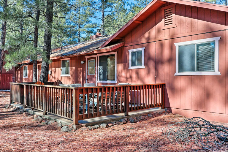Pinetop Lakes Country Club Cabin with Deck and Grill!, Navajo