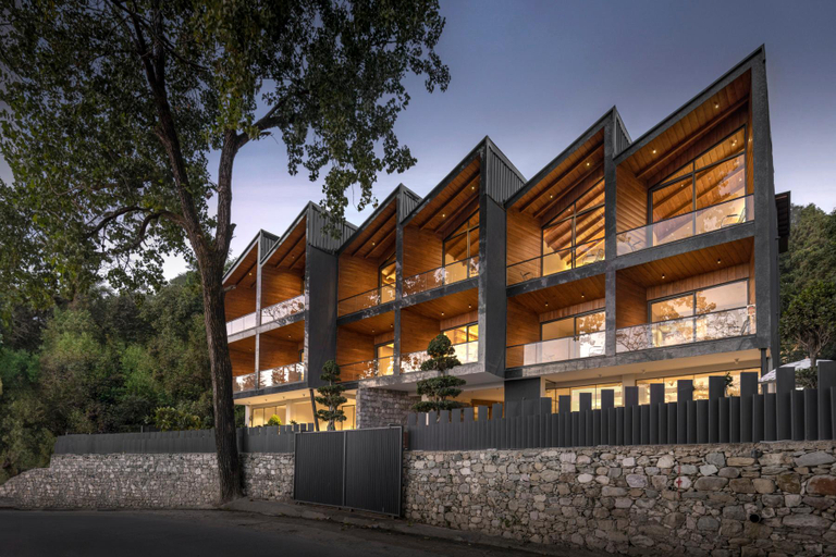 Exterior & Views