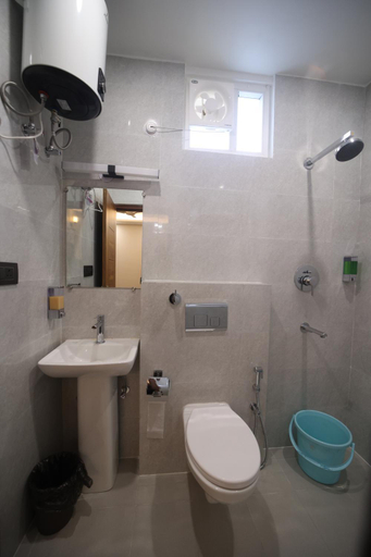 Bathroom 2, Hotel Mahadev Rishikesh, Dehradun