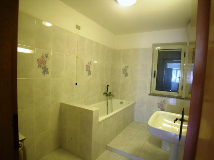 Bathroom 5, Villa Francesca, Salerno