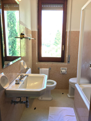 Bathroom 5, Hotel Mediterranee, Messina