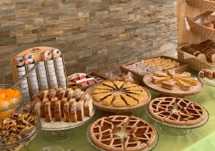 Food & Drinks 12