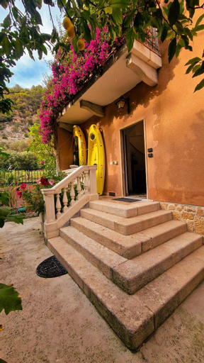 Varigotti Tropical Garden - full floor apartment, Savona