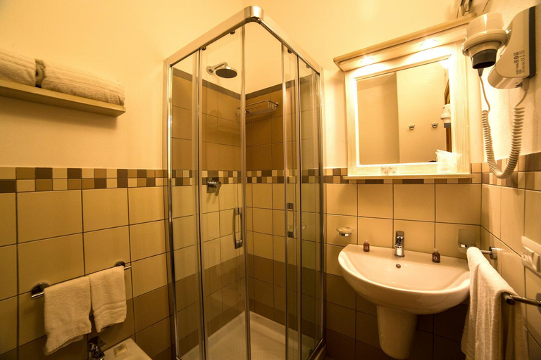 Bathroom 3, Hotel Oriente, Messina