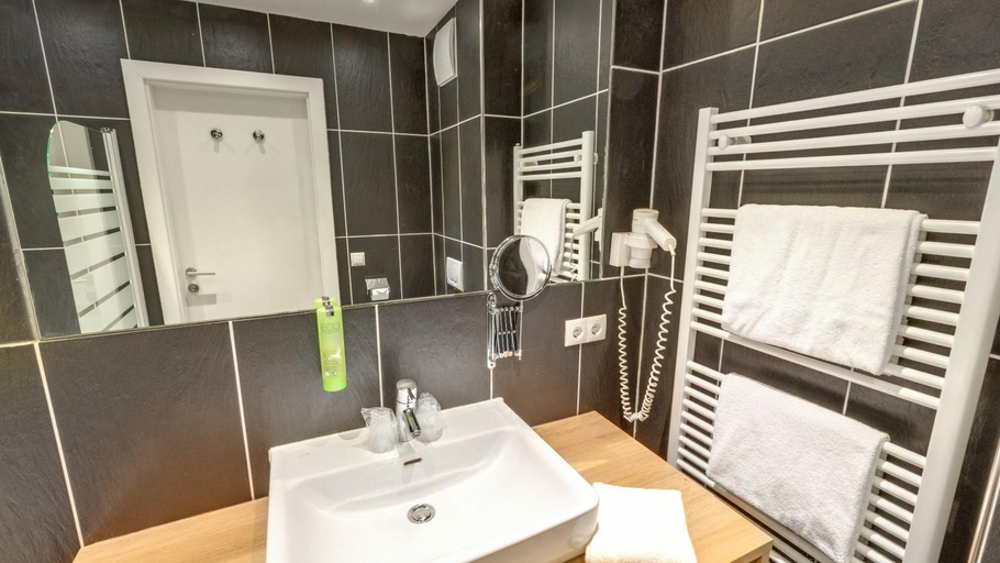 Bathroom 5, Banyan Hotel, Landeck