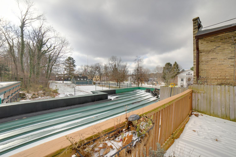 Sport & Beauty, Charming Saugatuck Condo with Private Deck and Grill!, Allegan