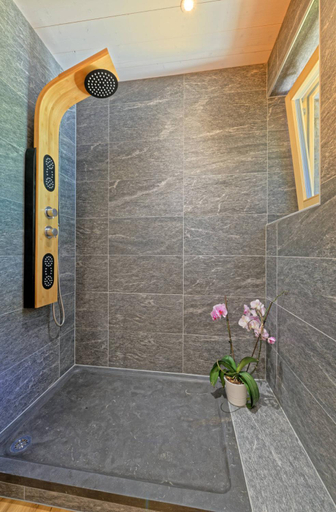 Bathroom 4, Au Bivouac de Napoléon, Entremont