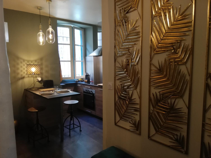 Others 5, Appartement sous les remparts, Aude