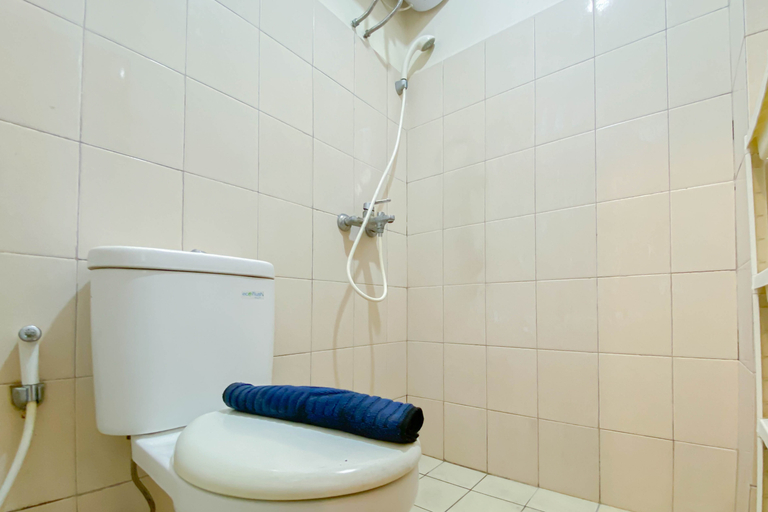 Bathroom 5, Best Choice and Restful Studio at Tifolia Apartment By Travelio, Jakarta Timur