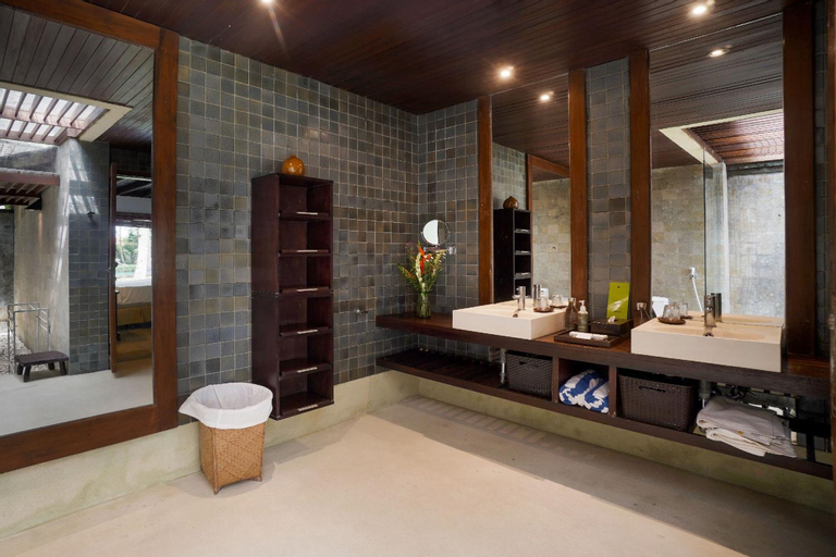 Bathroom 10