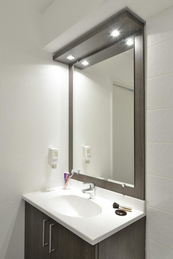 Bathroom 4, Aparthotel Adagio Access Toulouse Saint Cyprien, Haute-Garonne