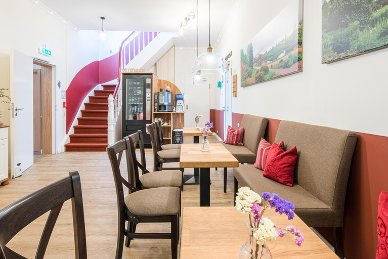 Public Area 2, Schafers Hotel, Self-Check-in, Cafe und Backer am Hotel, Vechta