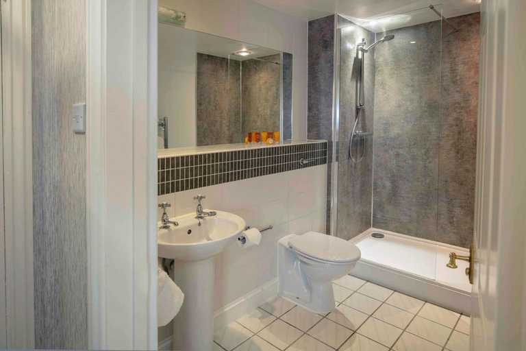 Bathroom 4, Le Strange Arms, Cambridgeshire