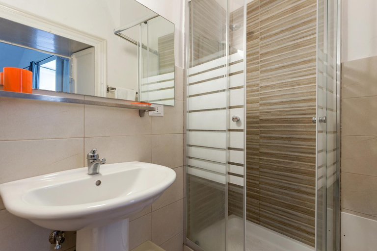 Bathroom 4, Da Gianni e Lucia Rooms, Catania