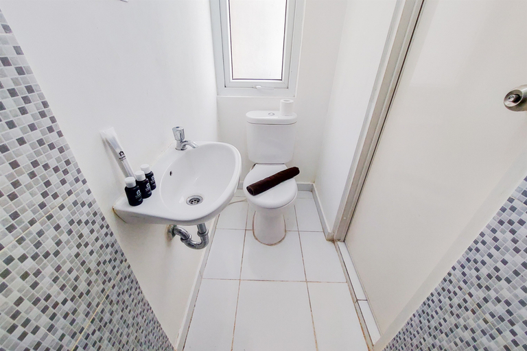 Bathroom 5, Enjoy Living Studio (No Kitchen) Apartment at Aeropolis Residence By Travelio, Tangerang