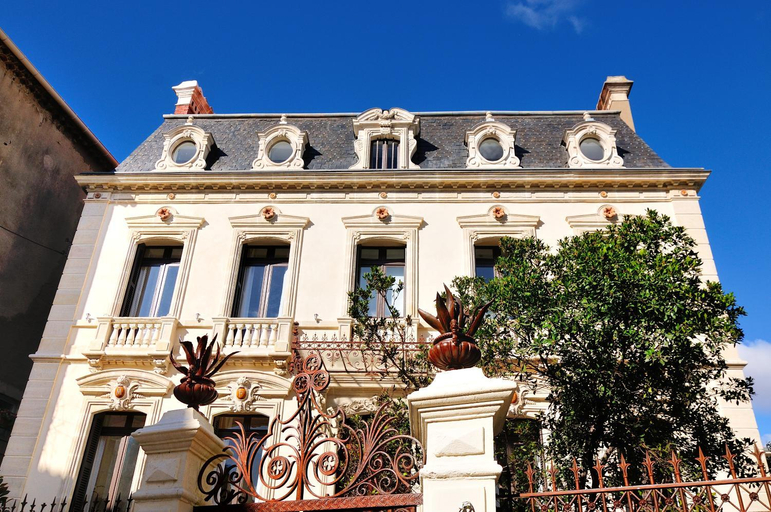 Exterior & Views