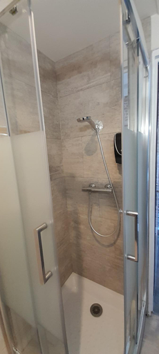 Bathroom 5, Hotel Au Spatial, Somme