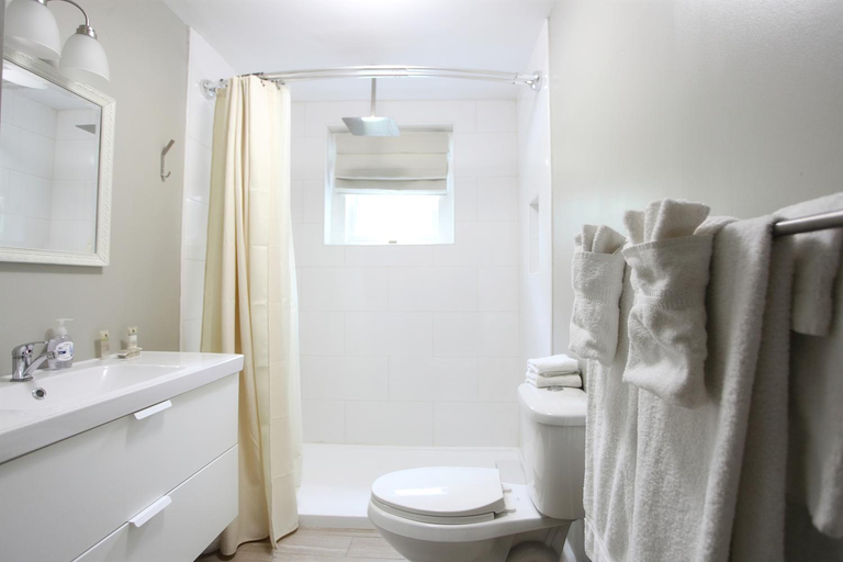 Bathroom 4, The Pines Cottages, Buncombe