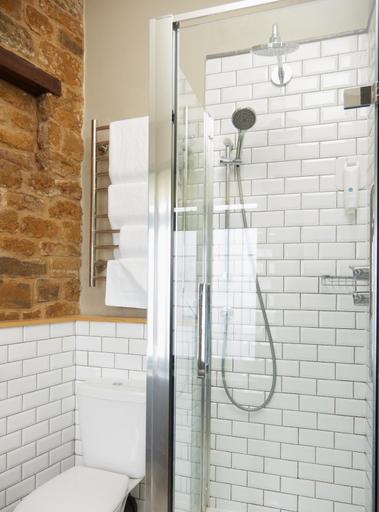 Bathroom 3, Red Lion Hotel by Greene King Inns, Oxfordshire