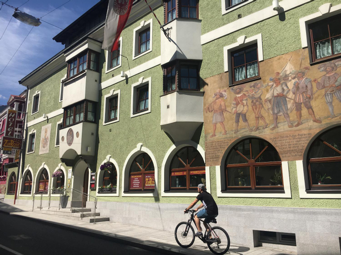 Exterior & Views