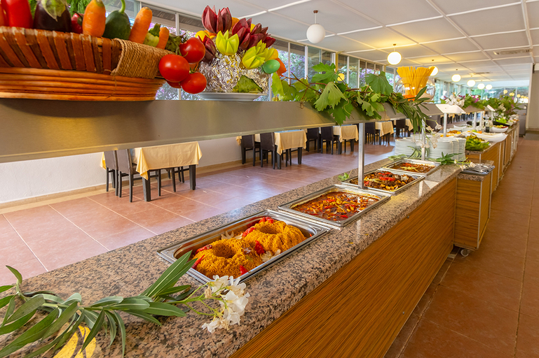 Food & Drinks 3, The One Club, Ortaca