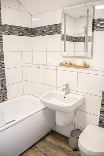 Bathroom 4, Mullions Guest House, Somerset