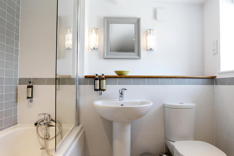 Bathroom 3, The Rose and Crown, Warwickshire