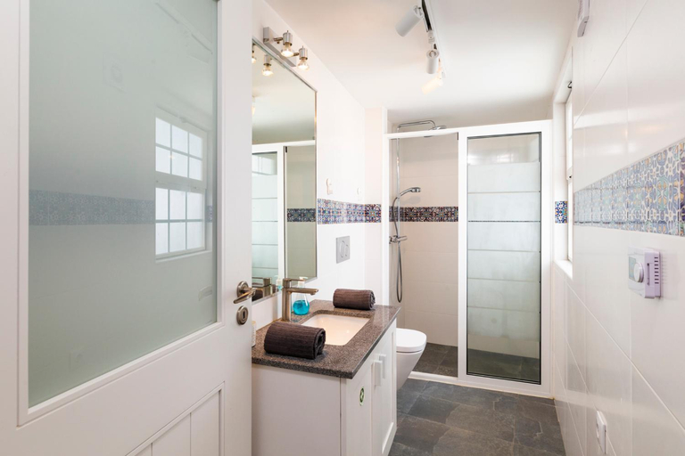 Bathroom 3, Harbour House, Mafra