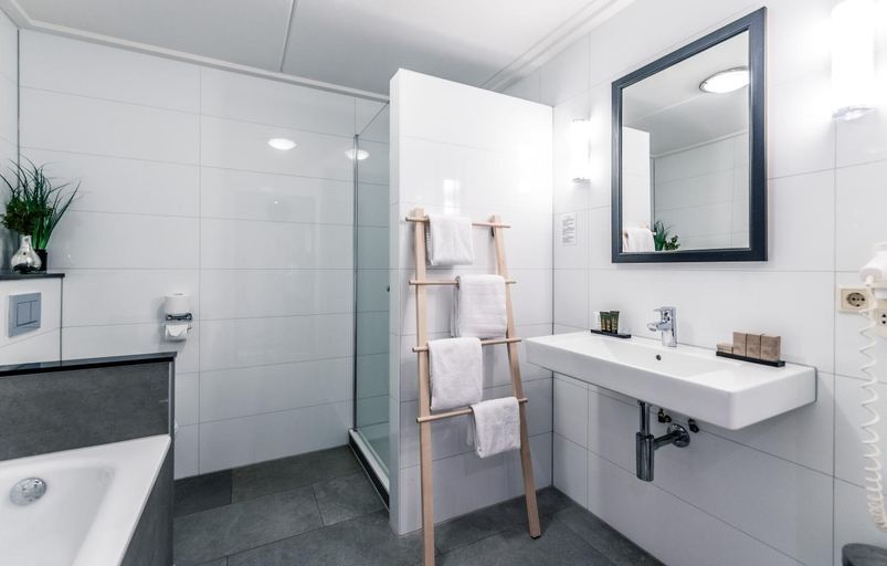 Bathroom 4, Van der Valk Cuijk - Nijmegen, Cuijk