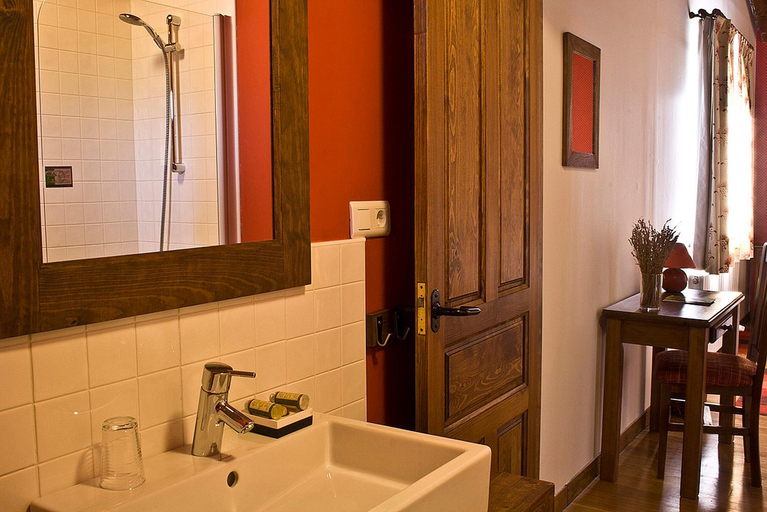 Bathroom 2, Posada Ruilobuca, Cantabria