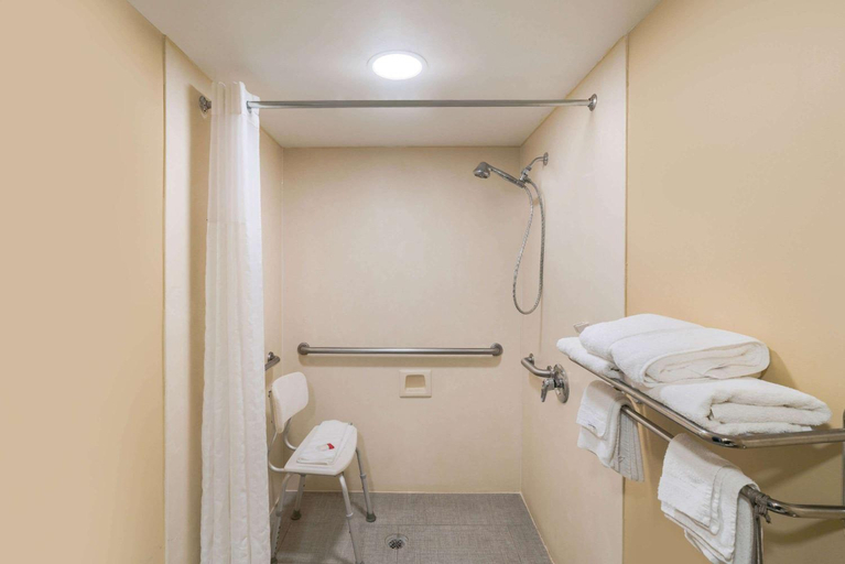Bathroom 4, Baymont by Wyndham Franklin, Williamson