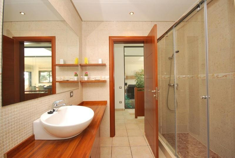 Bathroom 4, Club Villamar - Ruanda, Girona