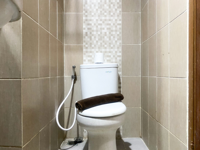 Bathroom 5, Best Homey Studio at Enviro Apartment By Travelio, Cikarang