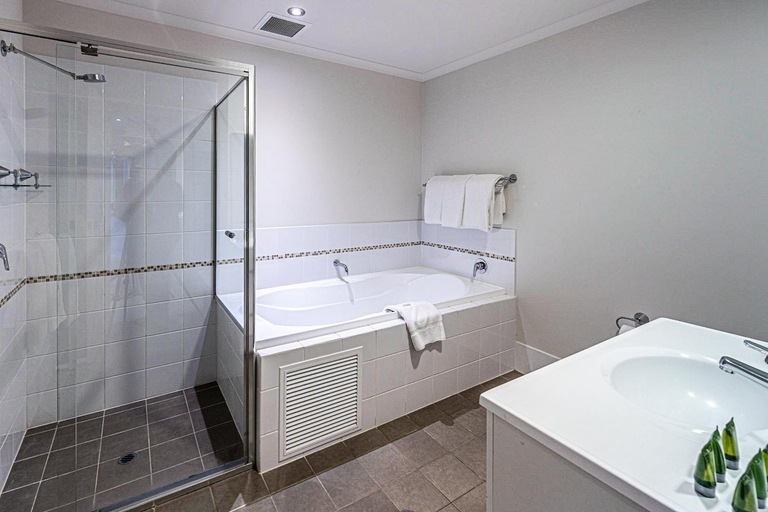 Bathroom 5, Mccracken Country Club, Victor Harbor