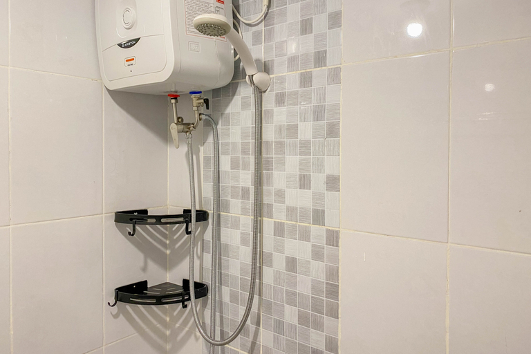 Bathroom 5, Restful and Modern Look 2BR at Tokyo Riverside PIK 2 Apartment By Travelio, Tangerang