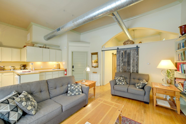 Others 4, Charming Saugatuck Condo with Private Deck and Grill!, Allegan