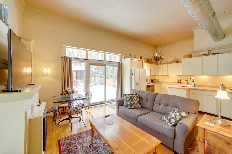 Others 5, Charming Saugatuck Condo with Private Deck and Grill!, Allegan