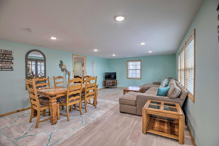 Outdoor Family Fun Large Home by Beaver Lake!, Carroll
