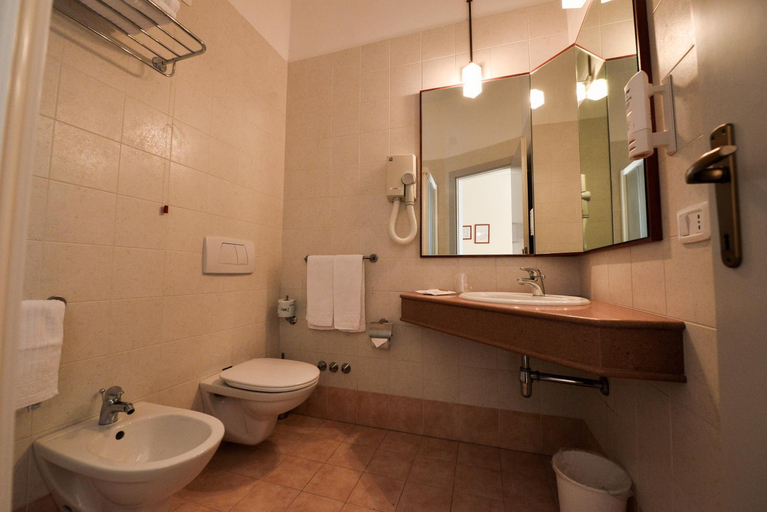 Bathroom 3, Hotel Castel Miramonti, Brindisi