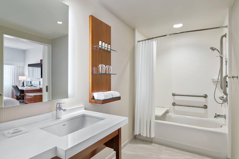 Bathroom 5, Delta Hotels by Marriott Ashland Downtown, Boyd