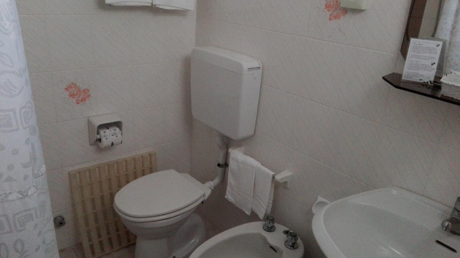 Bathroom 2, B&B Promenade Hotel Simple con Piscina, Ravenna