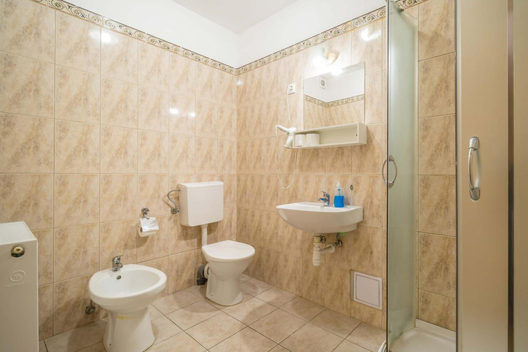 Bathroom 4, Silver Hotel City Center, Budapesti