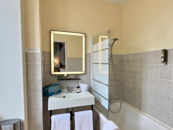 Bathroom 4, Logis Hotel du Cygne, Loir-et-Cher
